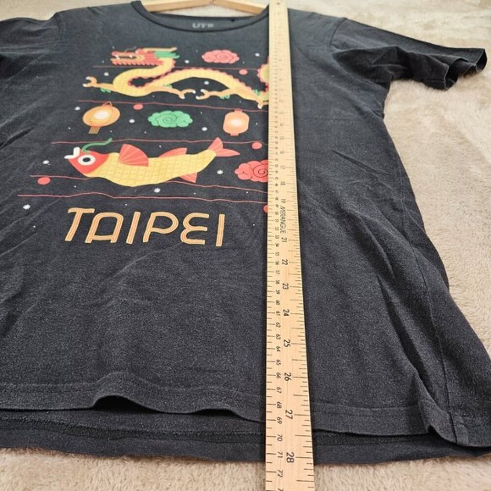 Uniqlo T-Shirt UT Taipei Omiyage Dragon Lantern Fish Graphic Print Tee - Picture 4 of 10